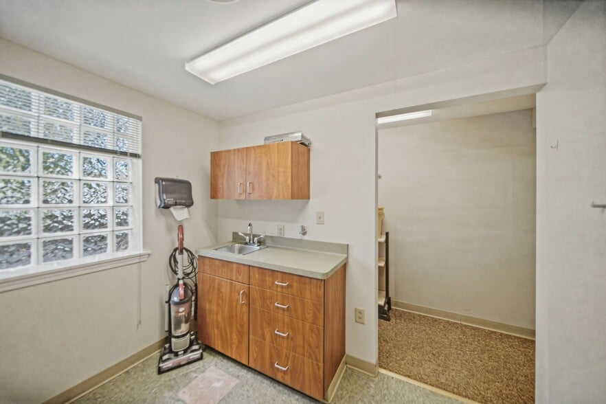 More Photos Of 2533 Sheridan Dr, Tonawanda Office For Sale