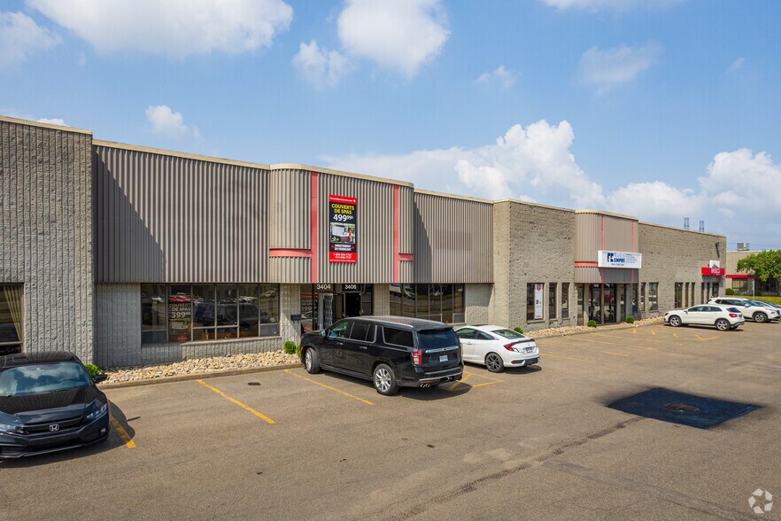 More Photos Of 3370-3418 Boul Industriel, Laval Light Distribution For Lease