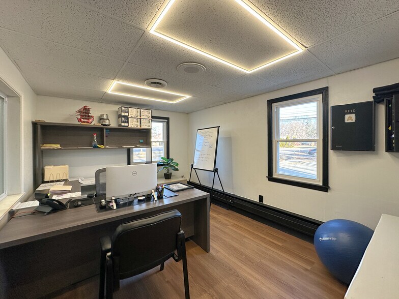 More Photos Of 305 E Maple Rd, Troy Office For Sale