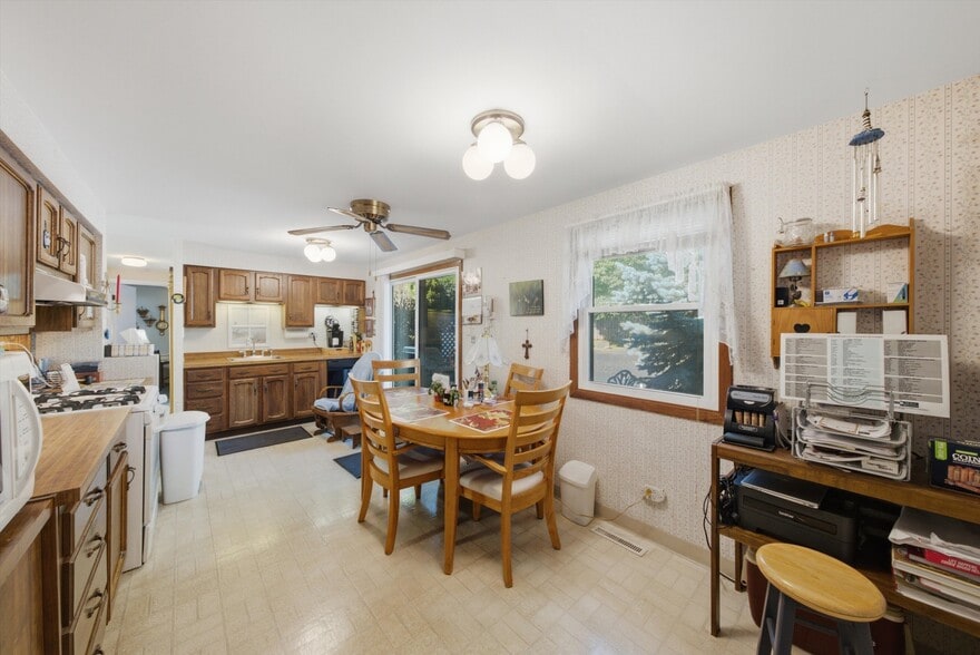 More Photos Of 34112 N Barron Blvd, Grayslake Flex For Sale