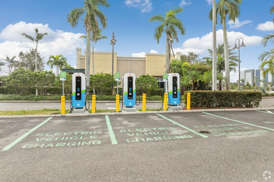 More Photos Of 8751-8795 Southern Blvd, West Palm Beach General Retail For Sale