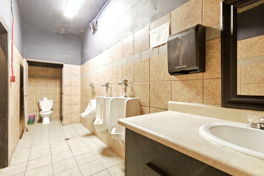 More Photos Of 8604 Jensen Dr, Houston Bar For Sale