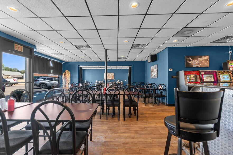 More Photos Of 25 W Tywappity St, Benton Restaurant For Sale