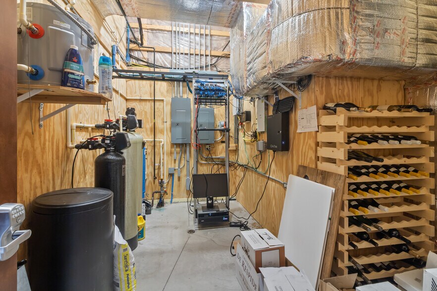 More Photos Of 2492 Crest Dr, Lake Geneva Office For Sale