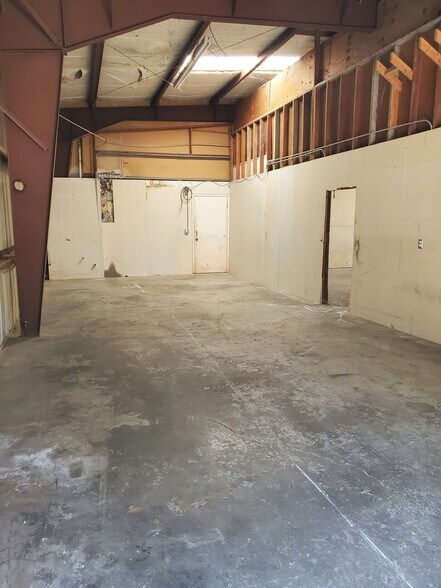 More Photos Of 2300 Grand Blvd, Holiday Light Distribution For Lease