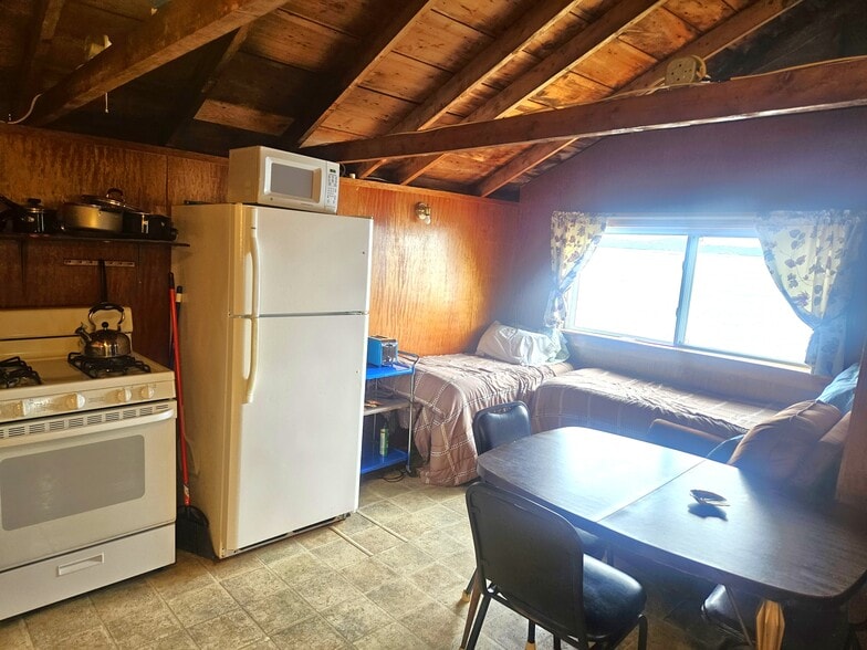 More Photos Of 24 Harris Point Rd, Eastport Hotel For Sale
