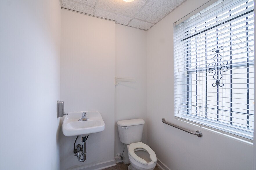 More Photos Of 958 N 2nd St, Philadelphia Storefront Retail Residential For Lease