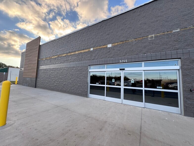 More Photos Of 3263 Colby St, Whitehall Supermarket For Lease