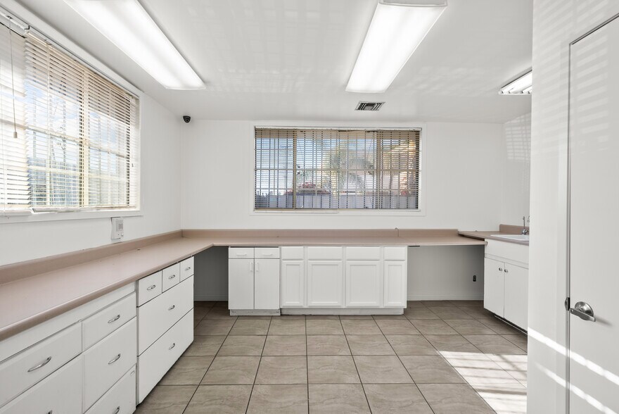 More Photos Of 7225 Fulton Ave, North Hollywood Warehouse For Sale