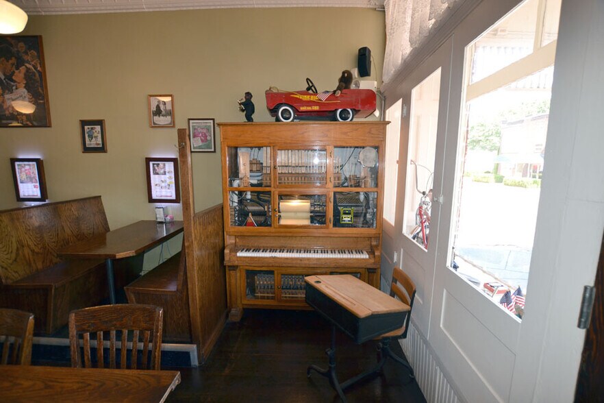 More Photos Of 230 W Saint Louis St, Lebanon Restaurant For Sale
