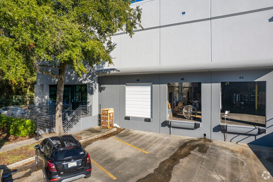 More Photos Of 9110 King Palm Dr, Tampa Warehouse For Lease