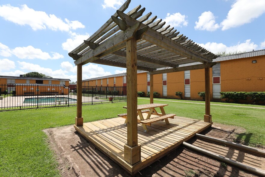 More Photos Of 701 Preston, Pasadena Apartments For Sale