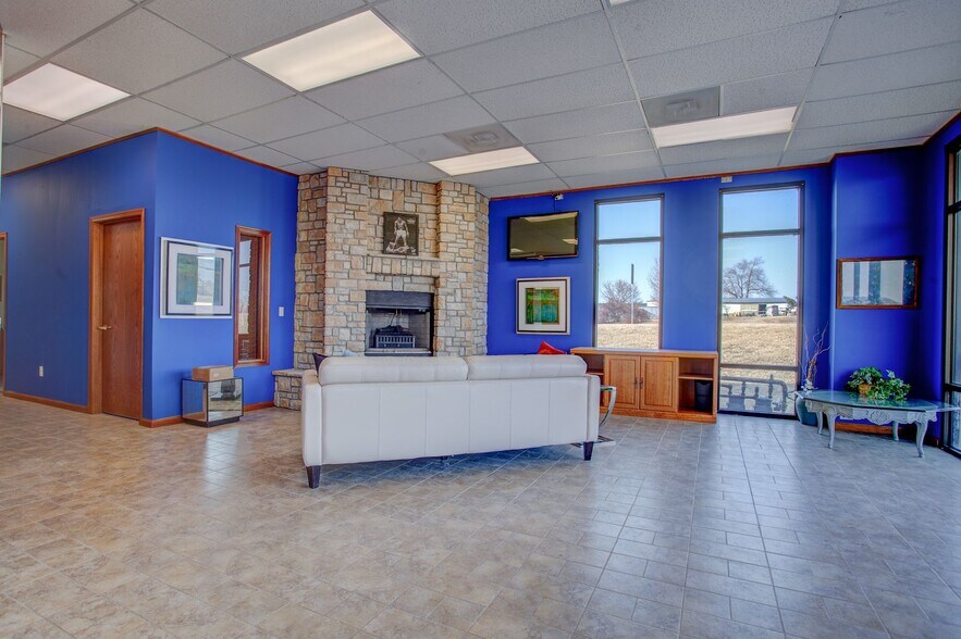 More Photos Of 2311 Wakarusa Dr, Lawrence Freestanding For Lease