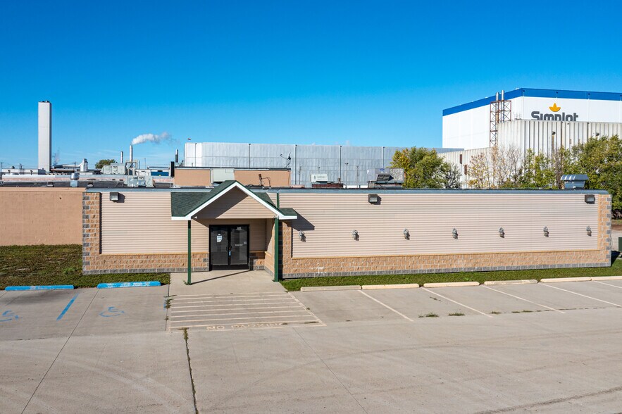 More Photos Of 3450 Gateway Dr, Grand Forks Restaurant For Lease