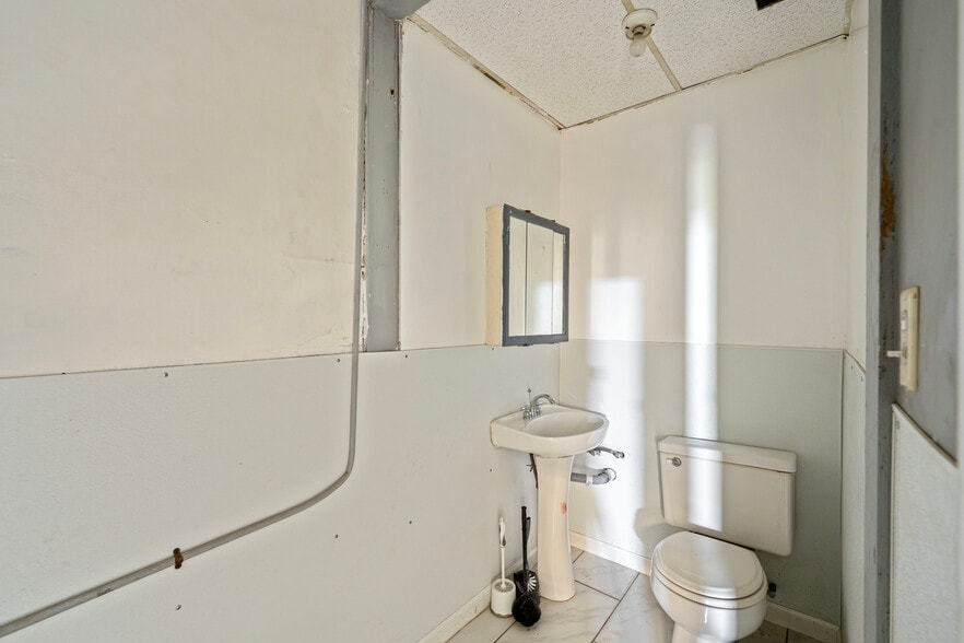 More Photos Of 3905 Sullivant Ave, Columbus General Retail For Lease