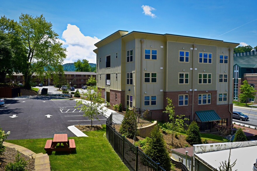 More Photos Of 475 Blowing Rock Rd, Boone Office Residential For Lease