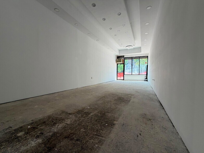 More Photos Of 4025-4049 Laconia Ave, Bronx Storefront For Lease