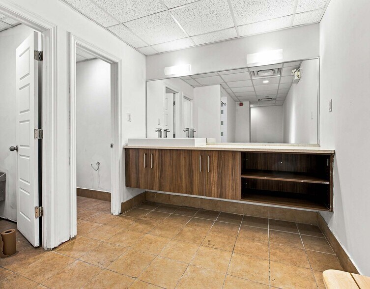 More Photos Of 71-77 Bank St, Ottawa Office For Lease