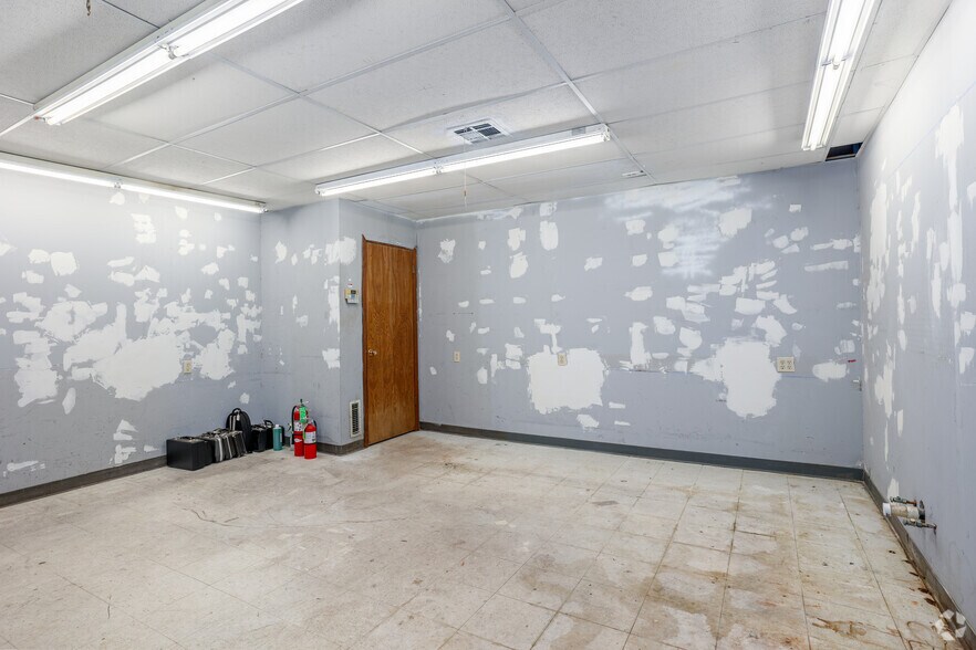 More Photos Of 317 W Gray St, Norman Storefront For Lease