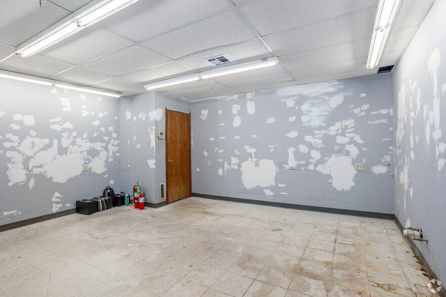 More Photos Of 317 W Gray St, Norman Storefront For Sale