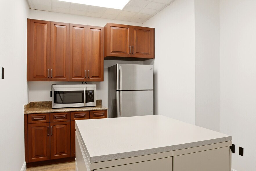 More Photos Of 5266 Office Park Blvd, Bradenton Medical For Lease