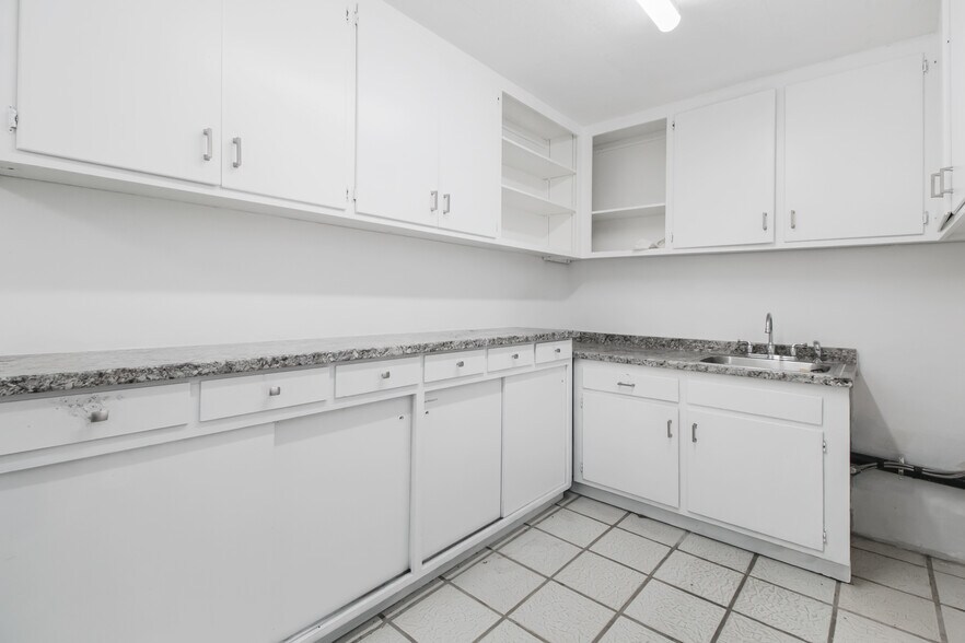 More Photos Of 1021 E Walnut St, Pasadena Medical For Lease