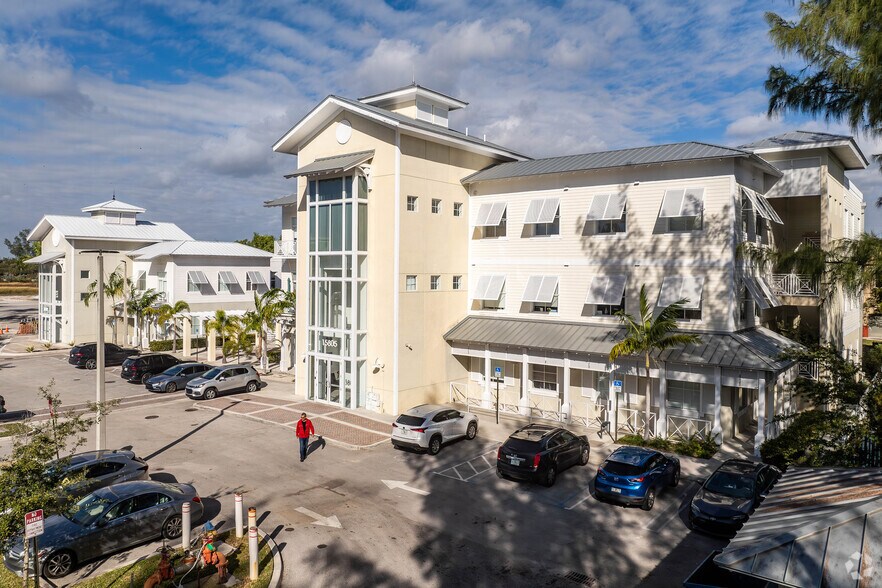 Primary Photo Of 15801 Biscayne Blvd, North Miami Beach Unknown For Lease