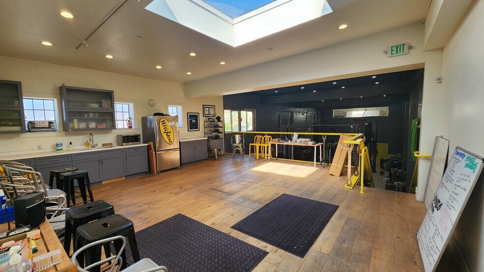 More Photos Of 1449 Mendell St, San Francisco Light Manufacturing For Sale