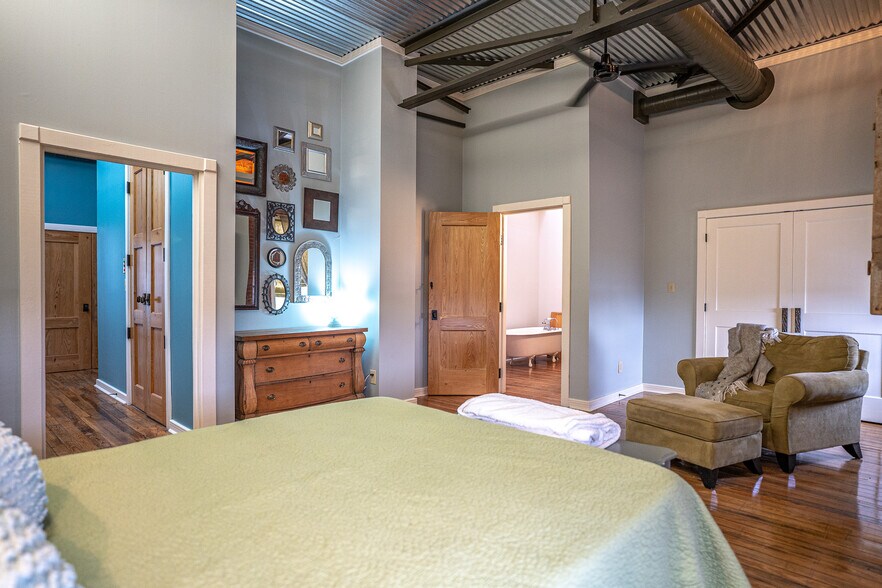 More Photos Of 1611 Washington St, Alexandria Showroom For Sale