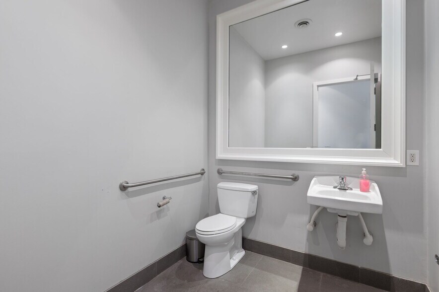 More Photos Of 1632 NW Thurman St, Portland Showroom For Lease