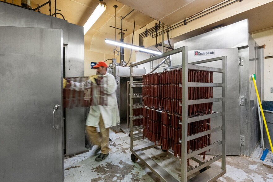 More Photos Of 6410 Jackrabbit Ln, Belgrade Storefront For Sale