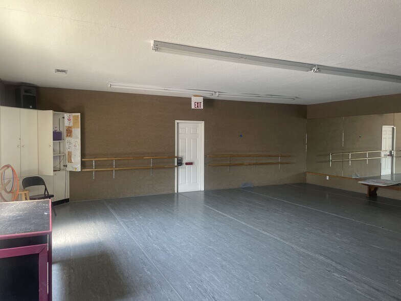 More Photos Of 1105 Walnut Dr, Ardmore General Retail For Sale