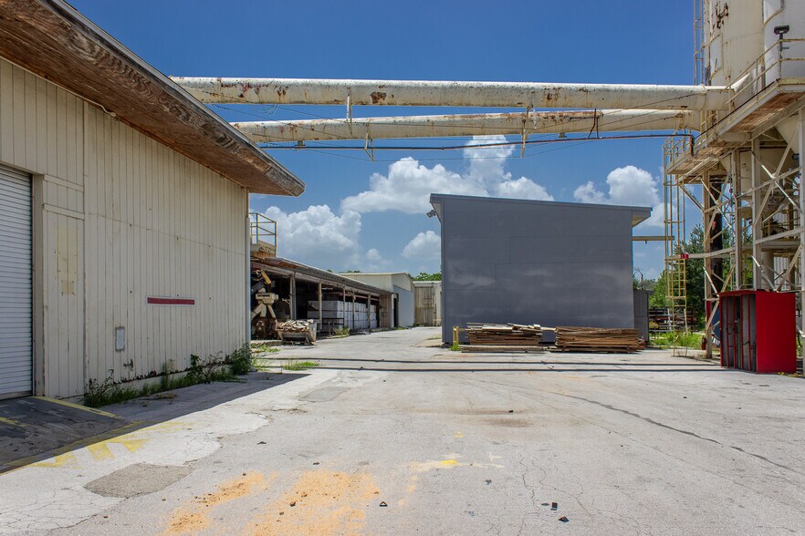 More Photos Of 310 Cypress Rd, Ocala Manufacturing For Sale