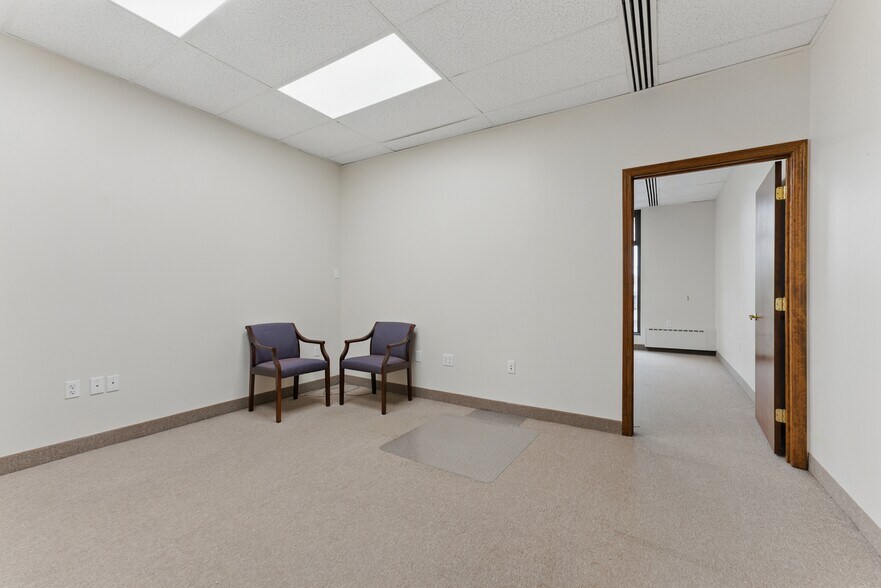 More Photos Of 119 Winsor St, Ludlow Office For Sale