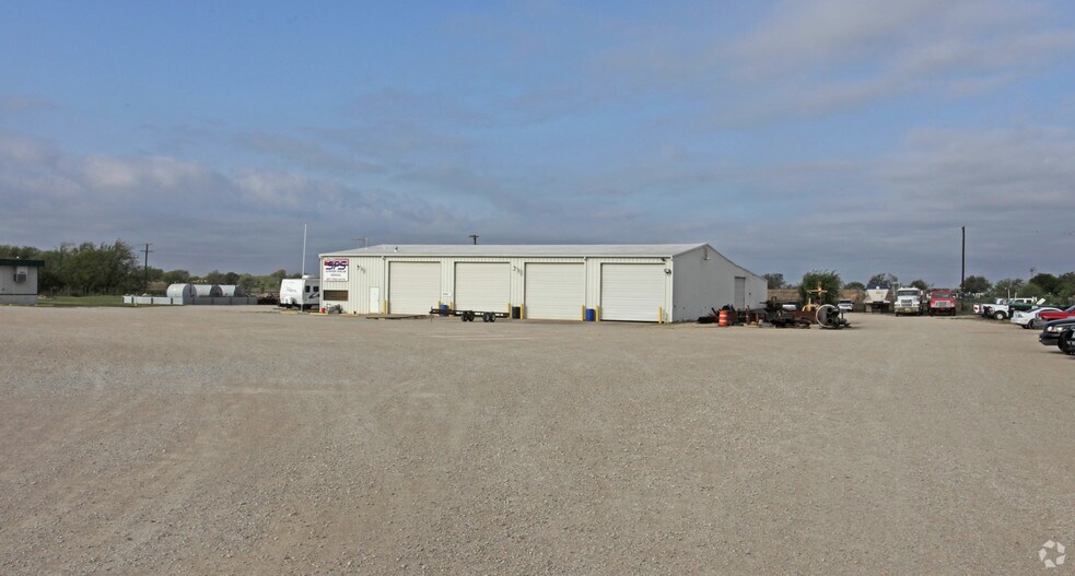 More Photos Of 10101 N Saginaw Blvd, Fort Worth Warehouse For Lease