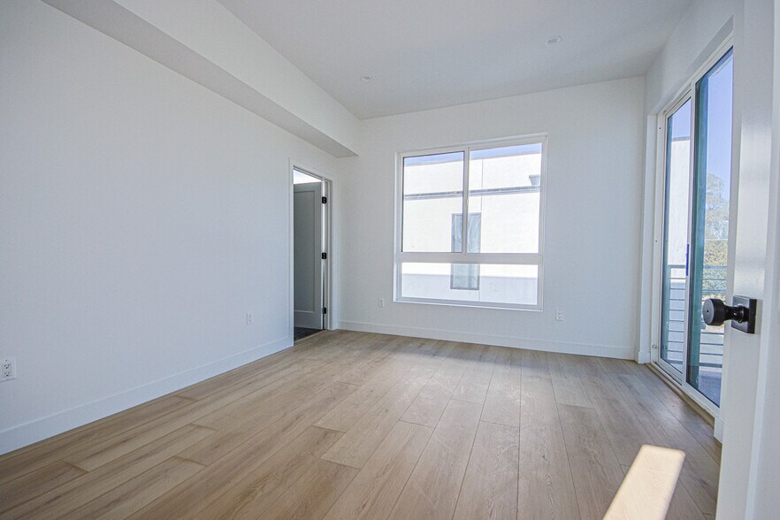 More Photos Of 6401 Odessa Ave, Lake Balboa Multifamily For Sale