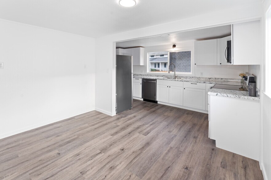 More Photos Of 48181 Highway 58, Oakridge Flex For Sale