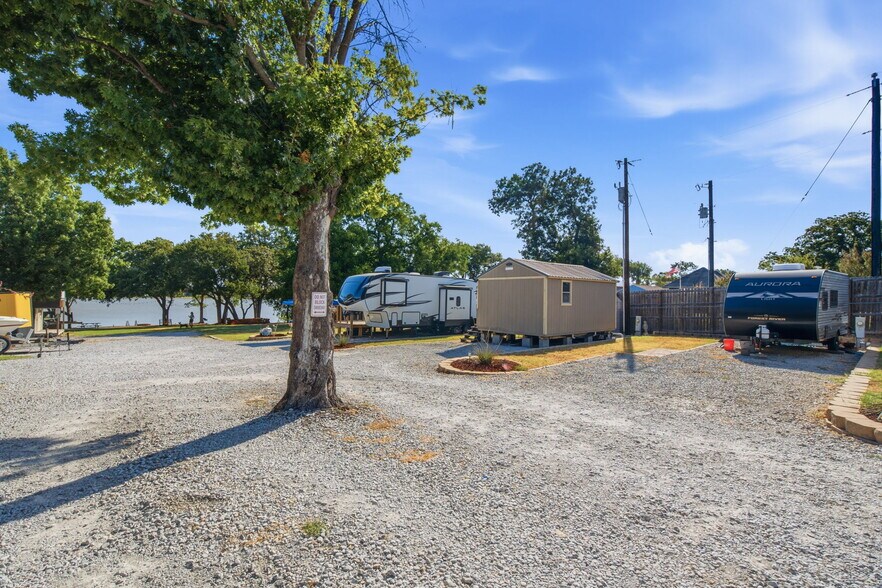 More Photos Of 7170 Briar Rd, Azle Trailer Camper Park For Sale