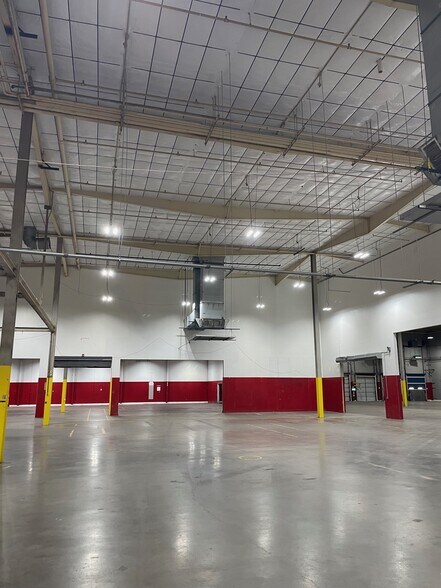 More Photos Of 1500 E Broad St, Mansfield Distribution For Lease