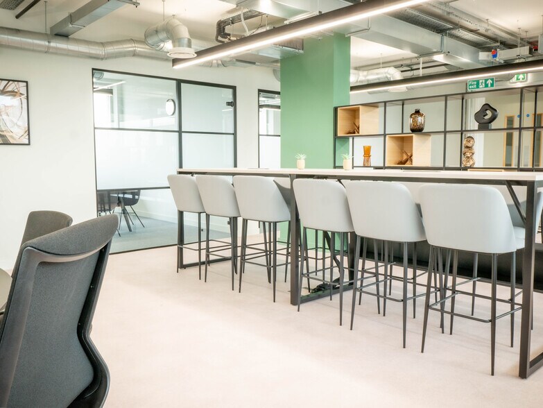 More Photos Of Charles Sq, Bracknell Coworking Space