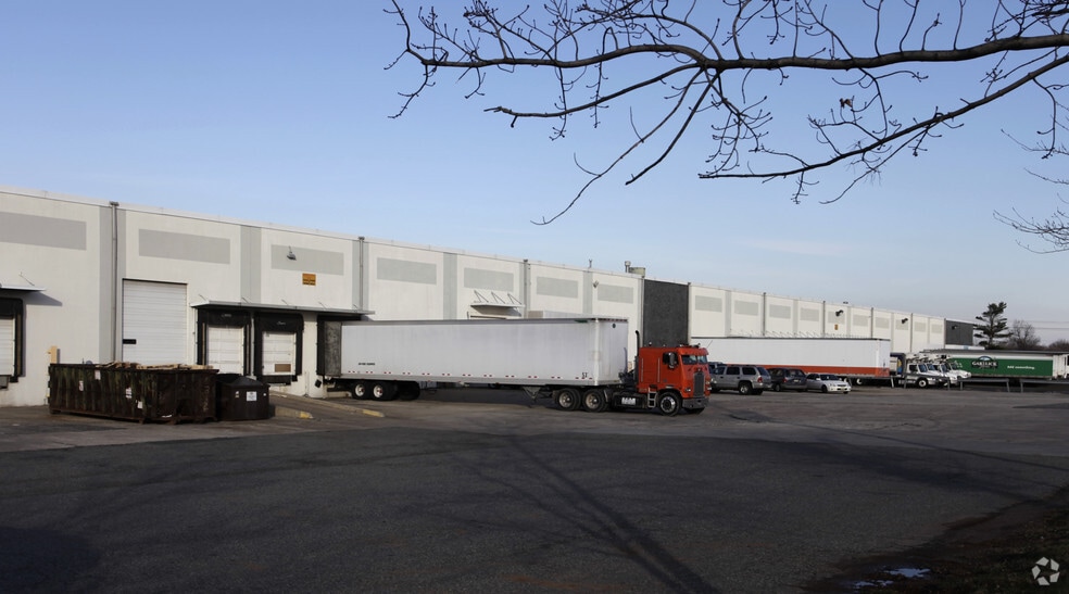 More Photos Of 10-18 Executive Ave, Edison Warehouse For Lease