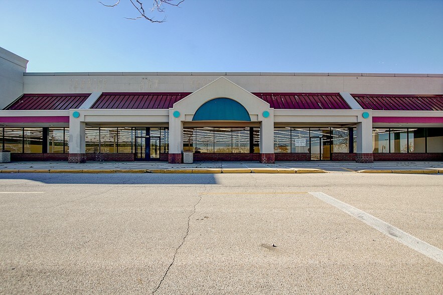 More Photos Of 8615-8665 W Brown Deer Rd, Milwaukee General Retail For Lease