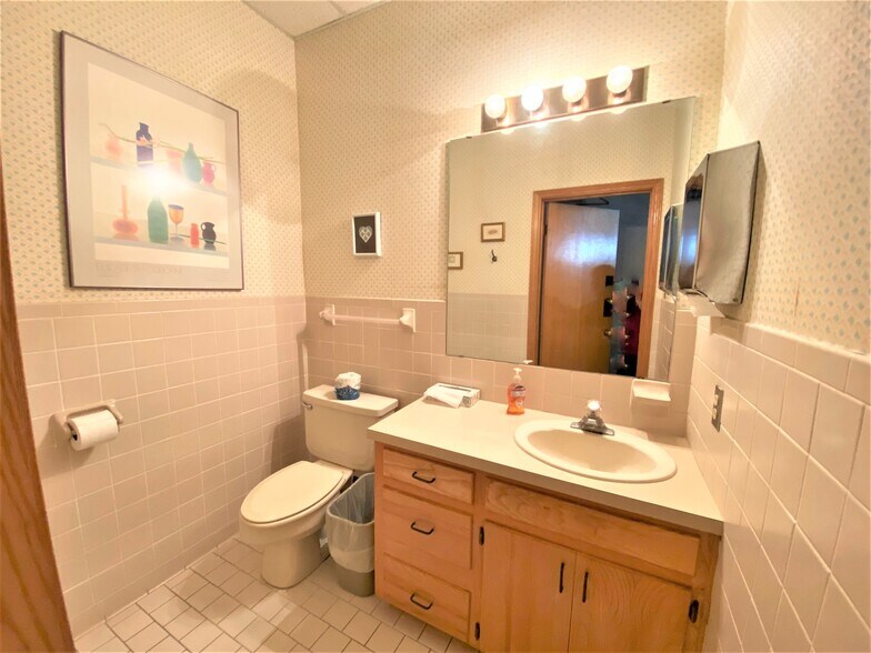 More Photos Of 119 S Main St, Lockhart Office For Lease