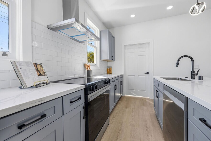 More Photos Of 2730 23rd St, San Francisco Showroom For Sale