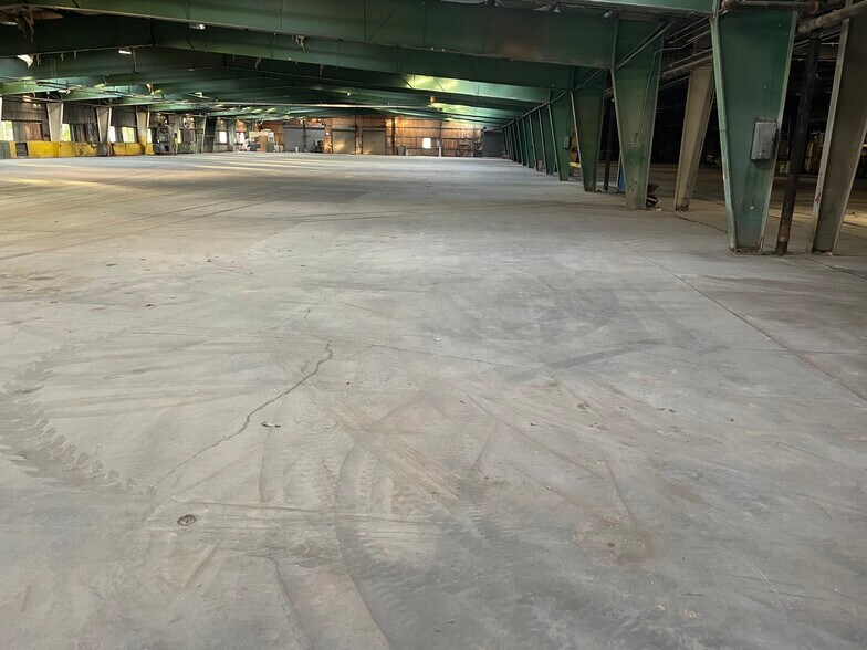 More Photos Of 3901 Camden Ave, Parkersburg Warehouse For Lease