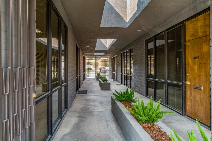 More Photos Of 220 S Mooney Blvd, Visalia Office For Lease