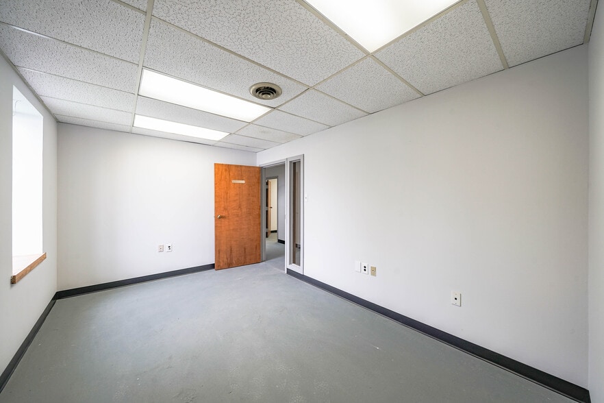 More Photos Of 8023 Malcolm Rd, Clinton Medical For Lease