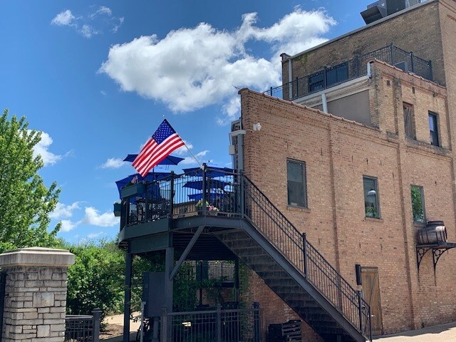 More Photos Of 98 W Main St, West Dundee Restaurant For Lease