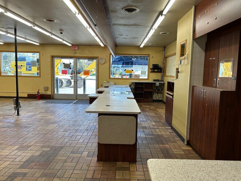 More Photos Of 1636 W 4th St, Waterloo Convenience Store For Sale