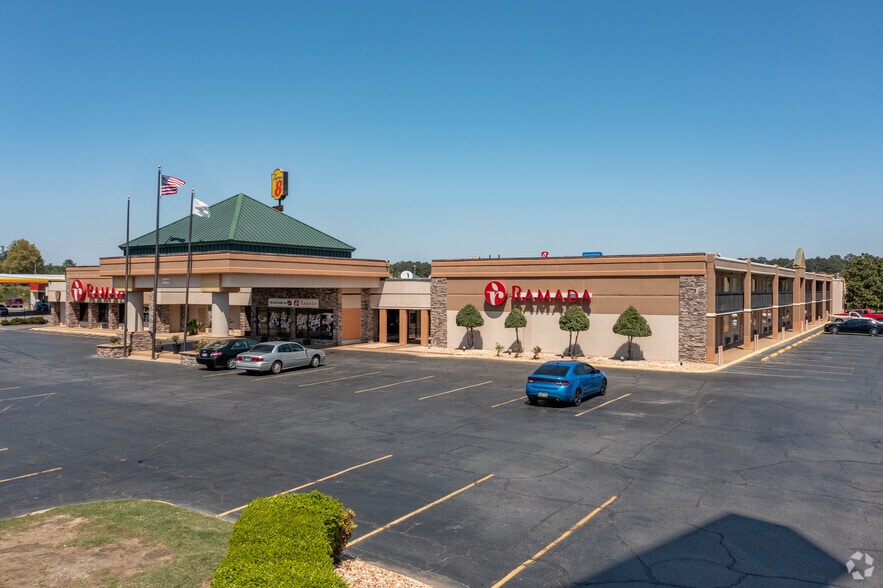 Primary Photo Of 4755 Chambers Rd, Macon-Bibb Hotel For Sale